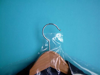 housse vêtement - Zoom sur le col anti-poussière de la housse-cintrée housse vêtement - Zoom sur le col anti-poussière de la housse-cintrée