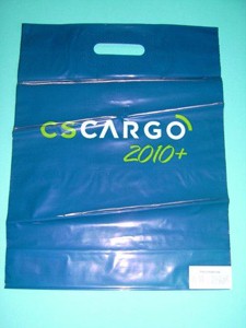 Sac plastique rectangulaire à poignée découpée et renforcée - sachet-plastique.com